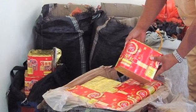 Cảnh sát giao thông kiểm đếm các loại pháo.