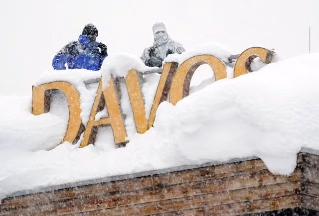 Tuyết phủ kín mái của một khách sạn tại Davos, ngày 22-1. (Ảnh: Reuters)