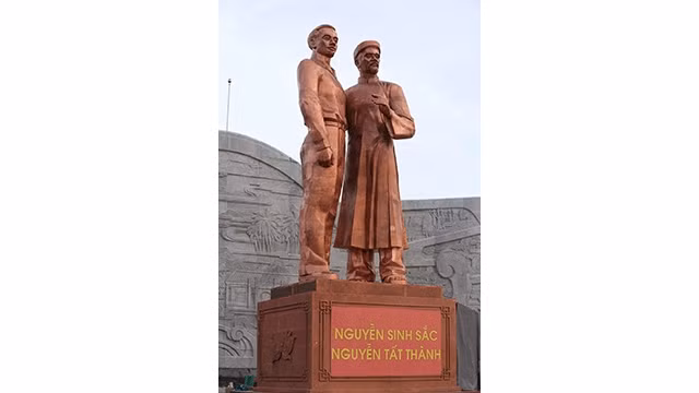 Công trình Tượng đài Nguyễn Sinh Sắc - Nguyễn Tất Thành. Ảnh: NGUYỄN XUÂN TUYẾN