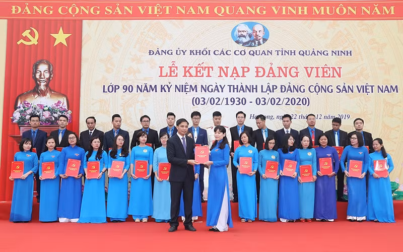 Lãnh đạo tỉnh Quảng Ninh trao Quyết định kết nạp cho các đảng viên mới của lớp 90 năm.