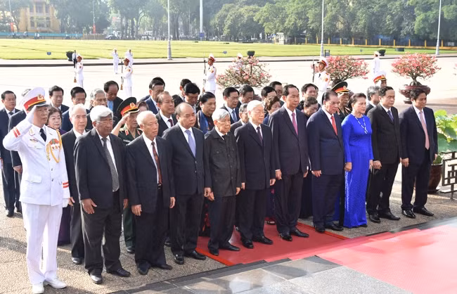 Các đồng chí lãnh đạo Đảng, Nhà nước, MTTQ Việt Nam đặt vòng hoa, vào Lăng viếng Chủ tịch Hồ Chí Minh. Ảnh: ĐĂNG KHOA