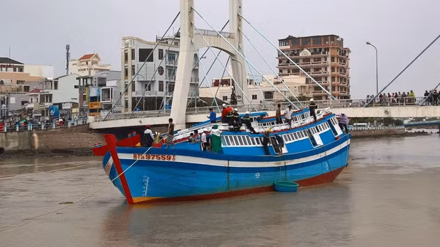 Vào lúc 17 giờ 15 phút, tàu cá BTh 97559 Ts bị mắc kẹt dưới gầm cầu Lê Hồng Phong đã được giải cứu thành công.