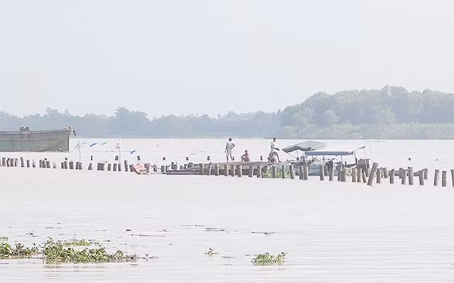 Hiện trường chiếc ghe chở 26 tấn lúa bị chìm. 