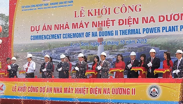 Các đại biểu tham gia động thổ Nhà máy nhiệt điện na Dương II.