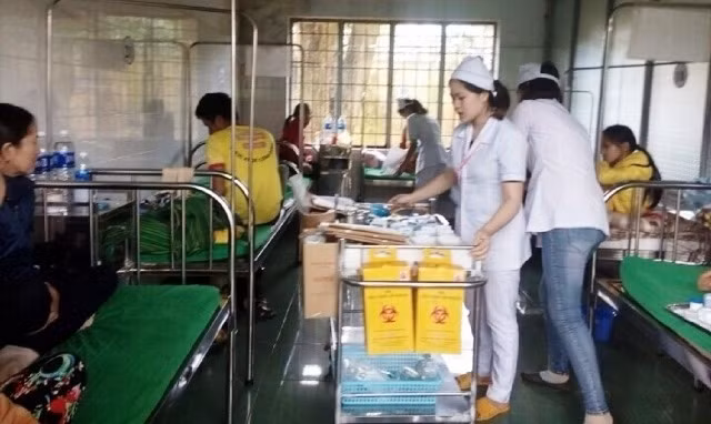Các bệnh nhân ngộ độc đang được điều trị tại Bệnh viện đa khoa thị xã Buôn Hồ.