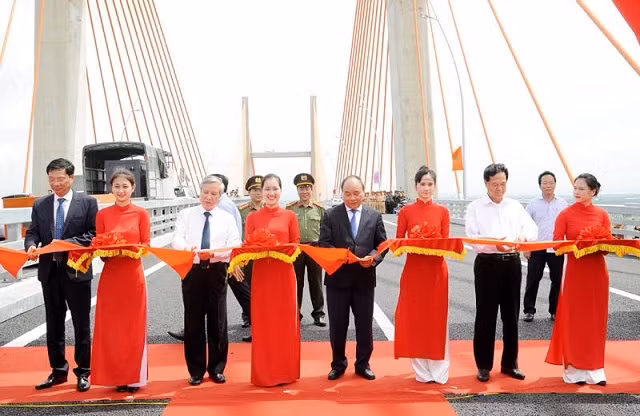 Thủ tướng Nguyễn Xuân Phúc cùng các đồng chí lãnh đạo Đảng, Nhà nước cắt băng thánh khành, thông xe tuyến đường cao tốc Hạ Long - Hải Phòng và cầu Bạch Đằng.