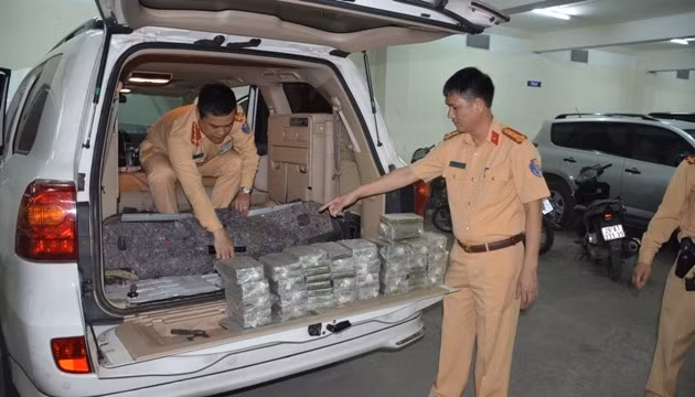 Phương tiện và 100 bánh heroin bị công an Quảng Ninh bắt giữ.