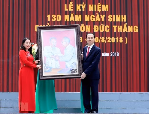 Chủ tịch nước Trần Đại Quang tặng bức tranh Bác Hồ với Bác Tôn cho Đảng bộ, chính quyền và nhân dân các dân tộc tỉnh An Giang. (Ảnh: TTXVN)
