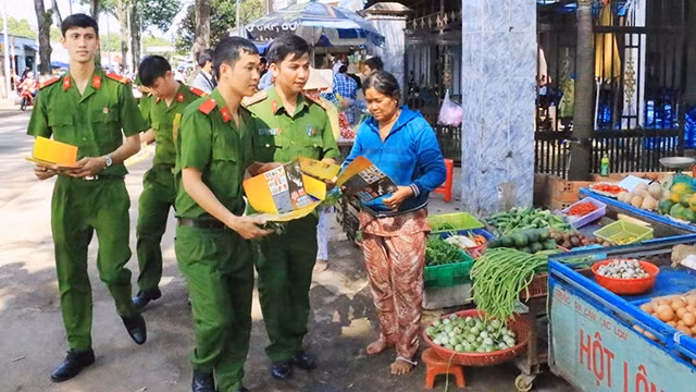 Công an xuống địa bàn khu phố hướng dẫn người dân phòng, chống tội phạm. Ảnh: ĐỖ TRƯỜNG