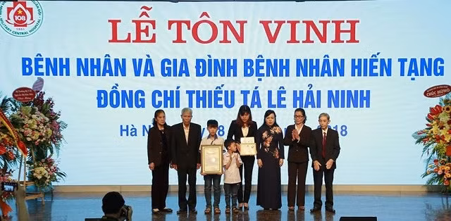 Bộ trưởng Y tế trao Kỷ niệm chương Vì sức khỏe nhân dân cho gia đình Thiếu tá Lê Hải Ninh.
