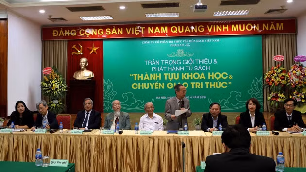 Nhiều GS, nhà nghiên cứu đầu ngành có mặt tại buổi ra mắt Tủ sách.