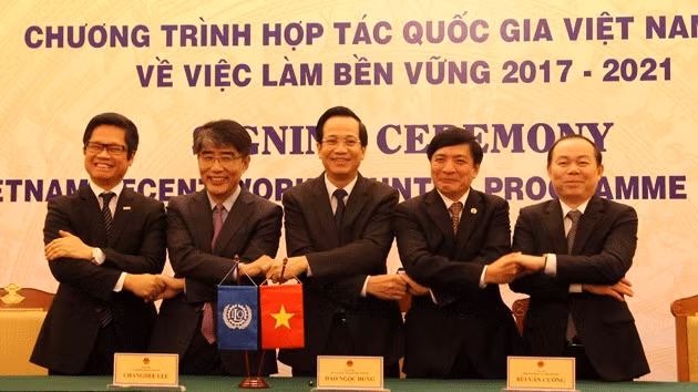 Đại diện các cơ quan tham gia chương trình hợp tác tại lễ ký.