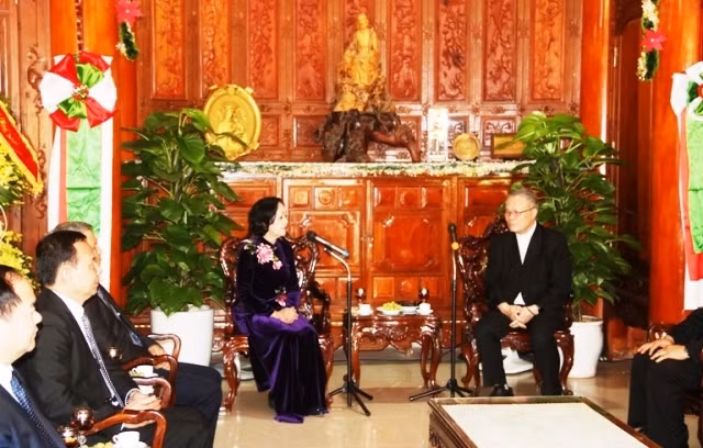 Đồng chí Trương Thị Mai, Ủy viên Bộ Chính trị, Bí thư T.Ư Đảng, Trưởng Ban Dân vận T.Ư cùng Đoàn công tác đã đến thăm, chúc mừng Chủ tịch Hội đồng Giám mục Việt Nam, Tổng Giám mục Tổng Giáo phận Huế.