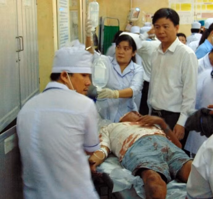 Bí thư Huyện ủy Vĩnh Lợi đến thăm những người bị hại tại bệnh viện.