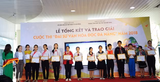 Giám đốc Sở Văn hoá, Thể thao TP Đà Nẵng Huỳnh Văn Hùng trao giải cho các em đạt giải thưởng Đại sứ Văn hoá đọc tiêu biểu.