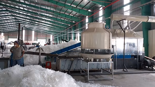 Sản xuất hạt nhựa tái sinh từ nhựa phế liệu của Công ty cổ phần Giang Nam Cát (tỉnh Bình Dương).