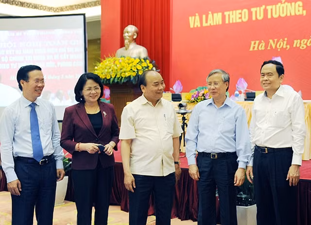 Thủ tướng Nguyễn Xuân Phúc với các đại biểu dự Hội nghị.