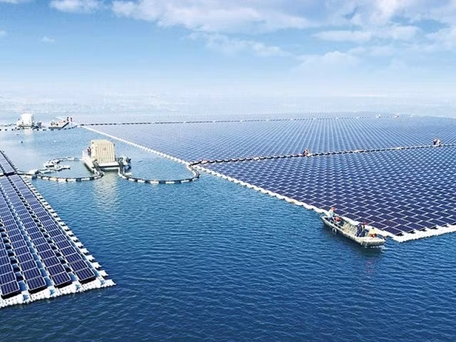 Dự án nhà máy điện mặt trời nổi trên mặt nước ở tỉnh An Huy của Trung Quốc.