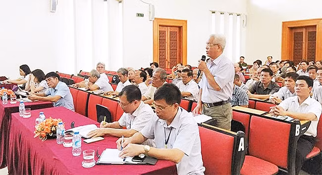Hội nghị đối thoại giữa người đứng đầu Đảng ủy, UBND phường Phúc Đồng (quận Long Biên) với Mặt trận Tổ quốc, các tổ chức chính trị - xã hội và nhân dân trên địa bàn. Ảnh: HỒNG HẠNH