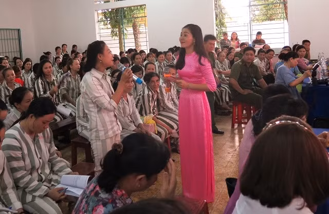 Một phạm nhân nữ phát biểu ý kiến tại chương trình.