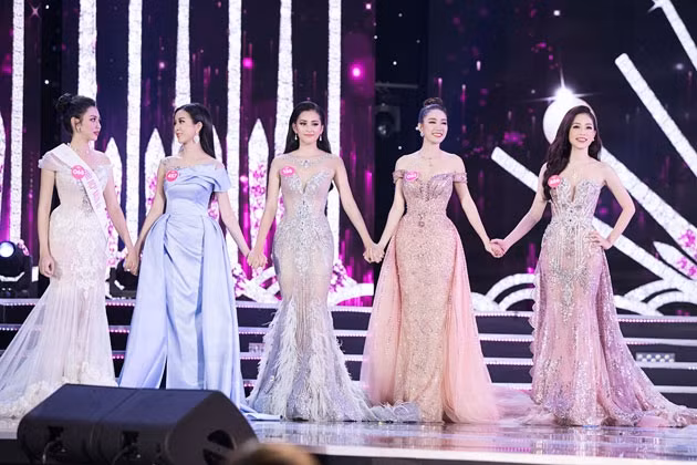 Năm cô gái đẹp nhất chung kết (từ trái sang): Thùy Tiên, Thúy An, Tiểu Vy, Hồng Tuyết và Phương Nga.