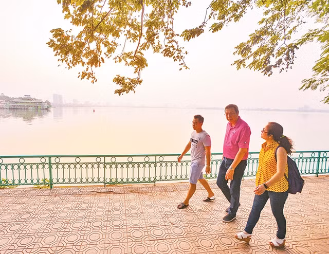 Du khách tham quan Hà Nội vào mùa thu. Ảnh: MINH HÀ