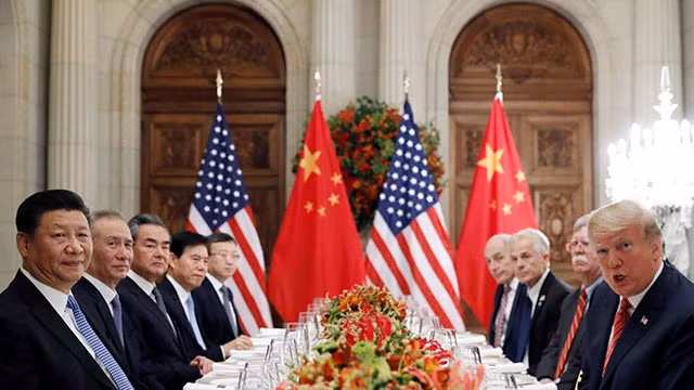 Chủ tịch Trung Quốc Tập Cận Bình (trái) tại cuộc gặp với Tổng thống Mỹ Donald Trump. Ảnh: REUTERS