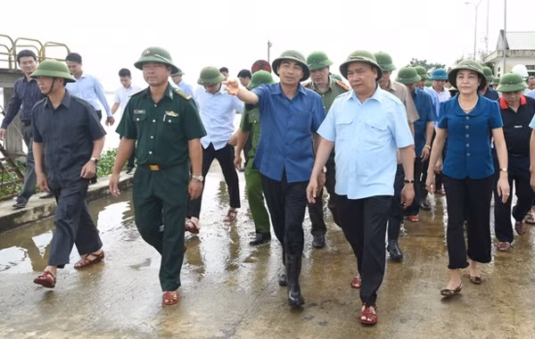Thủ tướng Nguyễn Xuân Phúc thị sát Đập tràn Lạc Khoái, xã Gia Lạc, huyện Gia Viễn, Ninh Bình ngày 12-10-2017.