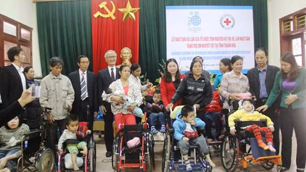 Đại diện tỉnh Thanh Hóa, các tổ chức nhân đạo trao tặng xe lăn cho trẻ em khuyết tật huyện Quảng Xương.