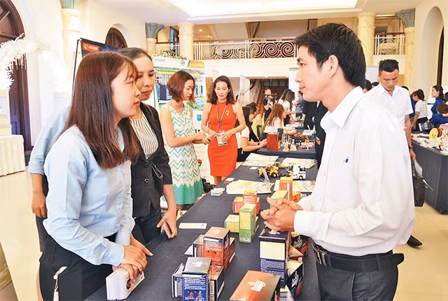Các doanh nghiệp kết nối giao thương tại một hội nghị xúc tiến thương mại - xuất khẩu hàng hóa sản xuất trong nước do ngành công thương TP Hồ Chí Minh tổ chức trong năm 2017.