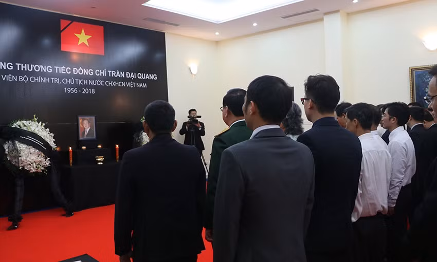 Cán bộ Đại sứ quán Việt Nam tại Campuchia và bà con Việt kiều viếng Chủ tịch nước Trần Đại Quang.