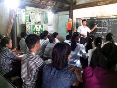 Mái nhà thắp lên ngọn lửa hiếu học cho các em. Ảnh: BÙI THỌ