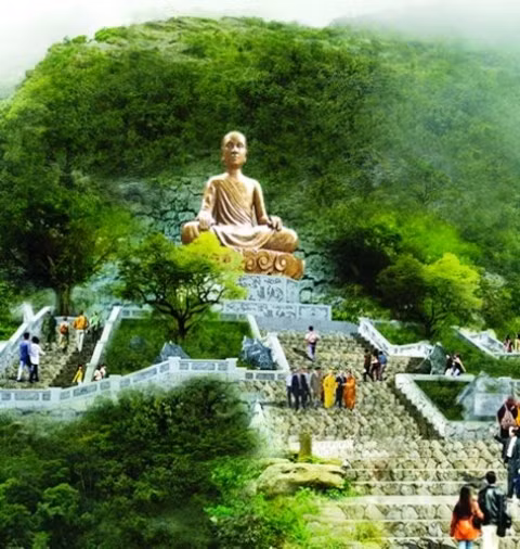 Tượng Phật hoàng Trần Nhân Tông trên núi Yên Tử.