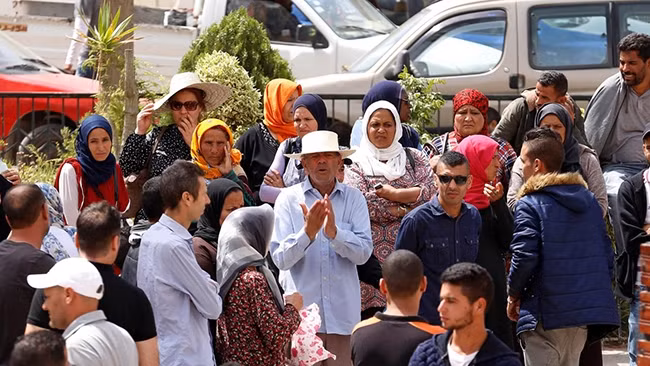 Phản ứng của một người đàn ông Tunisia (mũ trắng) sau khi nhận dạng người thân tại nhà xác bệnh viện, là nạn nhân trong vụ chìm thuyền. Ảnh: Reuters.