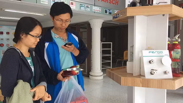 Nhiều người dân tìm mua đồ chữa cháy, chống ngạt ngay sau vụ cháy chung cư Carina.