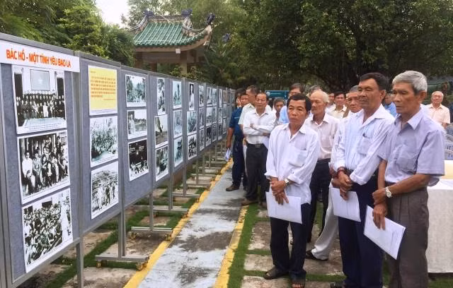 Các đại biểu tham quan triển lãm tại Văn Miếu Trấn Biên.