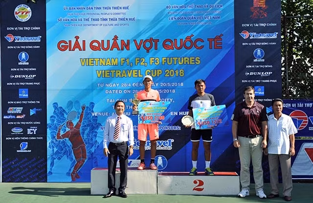 Ban tổ chức trao giải cho hai tay vợt xuất sắc nhất nội dung đánh đơn.