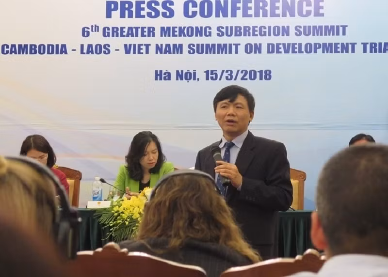 Thứ trưởng Ngoại giao Đặng Đình Quý phát biểu tại buổi họp báo. (Ảnh: PHONG LAN)