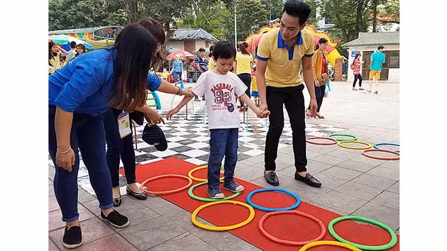 Các tình nguyện viên trẻ đã đến với Ngày hội, hỗ trợ, chung vui cùng các em nhỏ mắc chứng tự kỷ (Ảnh: Phan Linh).