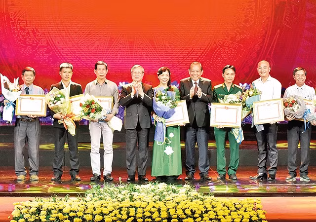 Ðồng chí Trần Quốc Vượng và đồng chí Trương Hòa Bình trao giải A tặng các tác giả và nhóm tác giả đoạt giải. Ảnh: NGUYỄN ÐĂNG