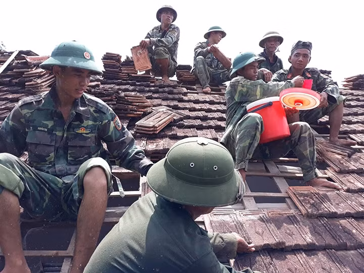 Cán bộ, chiến sĩ Lữ đoàn 16 sửa nhà giúp người dân xã Mã Thành, huyện Yên Thành, Nghệ An.