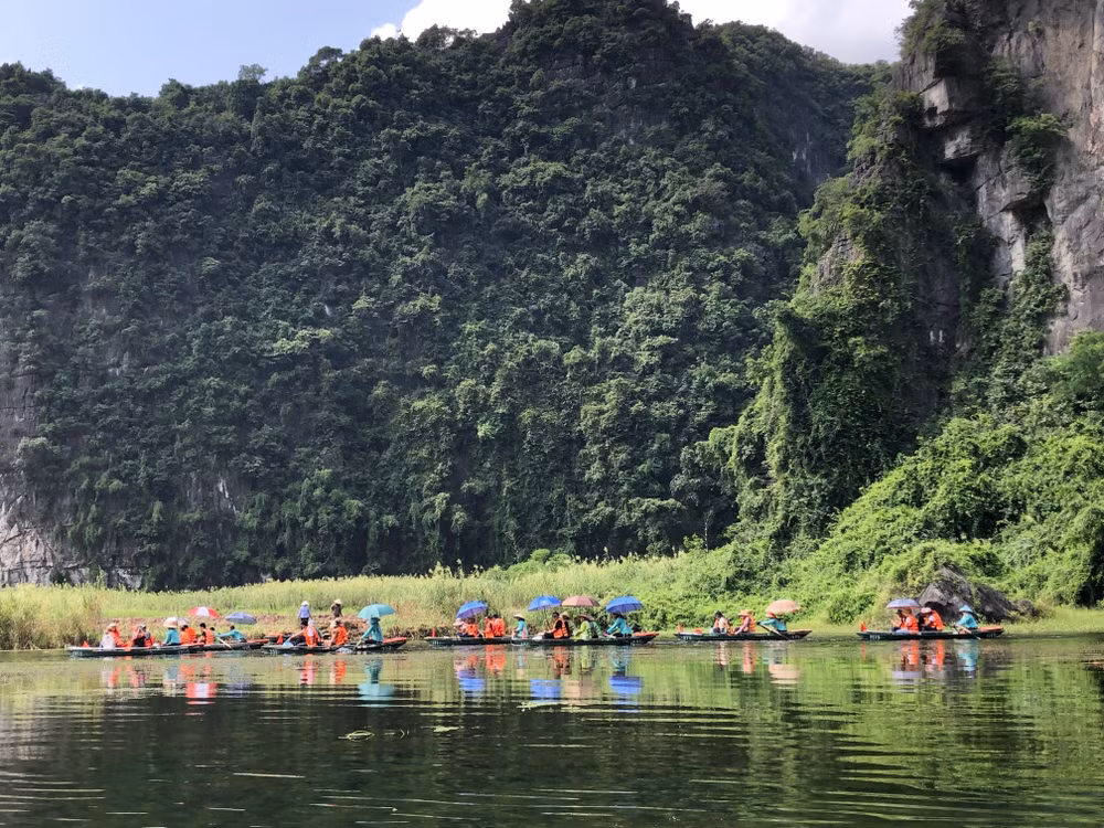 Khách du lịch tại Tràng An, Ninh Bình.