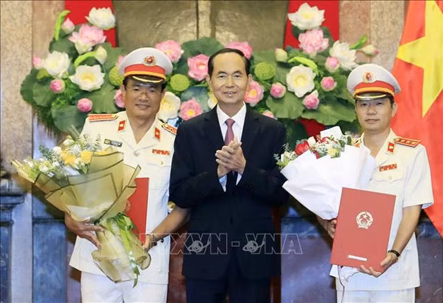 Chủ tịch nước Trần Đại Quang, Trưởng Ban Chỉ đạo cải cách tư pháp T.Ư trao Quyết định bổ nhiệm chức vụ Phó Viện trưởng Viện Kiểm sát nhân dân tối cao cho đồng chí Nguyễn Huy Tiến (bên trái) và đồng ch