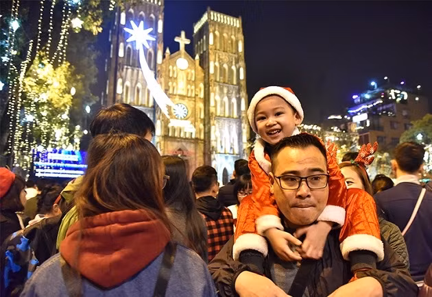 Không khí rộn ràng mừng đón Lễ Giáng Sinh tại Nhà thờ Lớn Hà Nội. (Ảnh: Đăng Khoa)