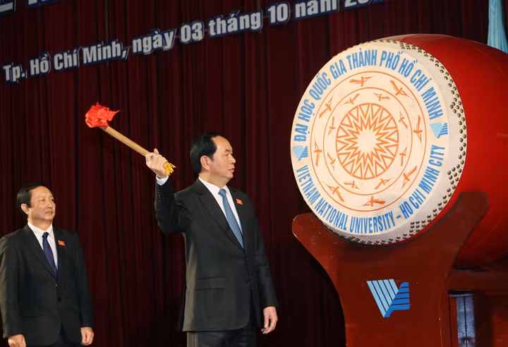 Chủ tịch nước Trần Đại Quang đánh trống khai khóa. 