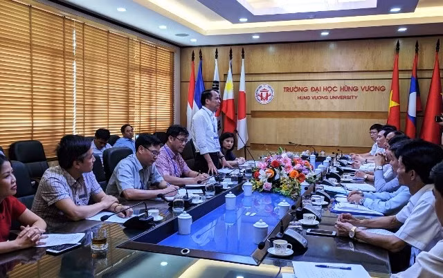 Thứ trưởng Bộ GD-ĐT Phạm Mạnh Hùng làm việc với Chỉ đạo thi THPT quốc gia tỉnh Phú Thọ. (Ảnh: Đ.L)