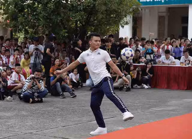 Cầu thủ Quang Hải giao lưu với các học sinh Hà Nội năm 2019.