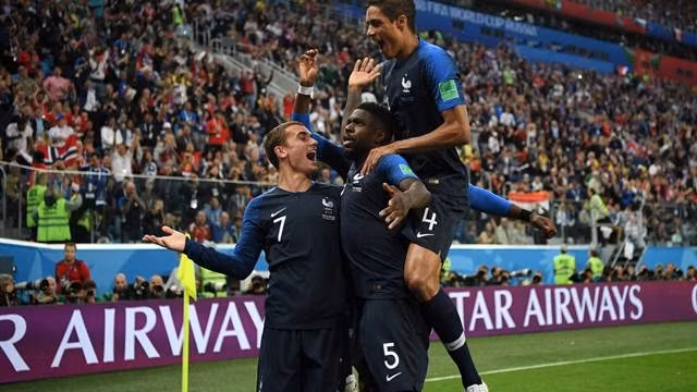 Samuel Umtiti ăn mừng bàn thắng mở tỷ số cùng đồng đội trong trận bán kết World Cup 2018 với Bỉ. (Ảnh: Getty Images)