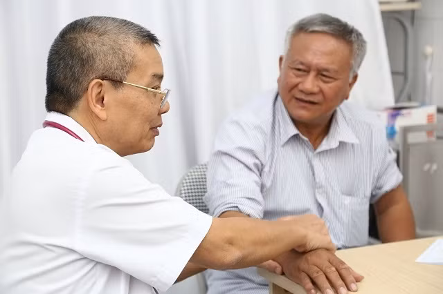PGS, TS Nguyễn Hữu Ước, Giám đốc Trung tâm Tim mạch và Lồng ngực, Bệnh viện Hữu nghị Việt Đức khám và tư vấn cho người bệnh. 