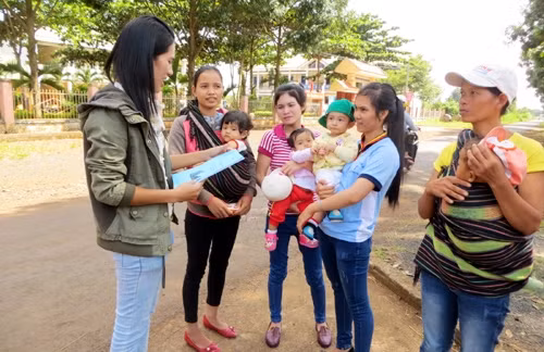 Cán bộ Trạm y tế xã Hòa Xuân, TP Buôn Ma Thuột tuyên truyền, nâng cao nhận thức trong phòng, chống HIV/AIDS cho phụ nữ dân tộc thiểu số.